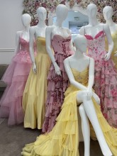 Maturantky 2027 již mohou vybírat své šaty..